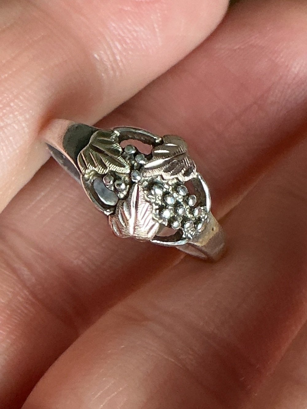 BLACK HILLS GOLD Sterling 10K Leaf and Berry Ring size 8/8.5